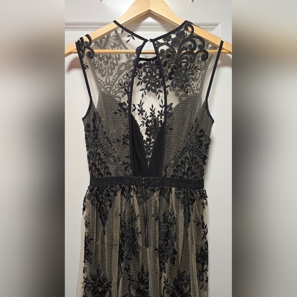 Elegant Black Lace Evening Dress - Picture 5 of 7